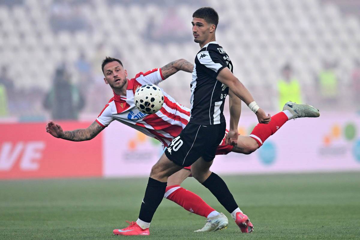 Marko Arnautović u duelu sa Simićem iz Partizana na 179 večitom derbiju