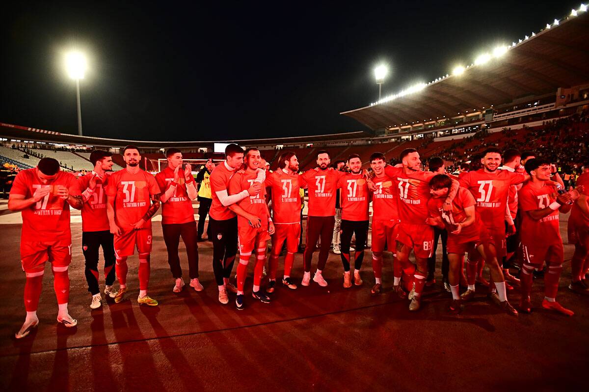 Slavlje Crvene zvezde posle derbija (1).jpg