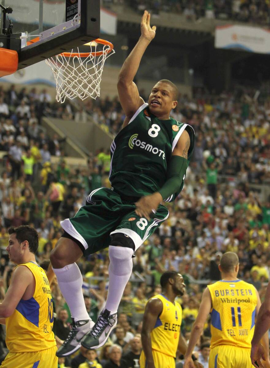 Majk Batist poentira protiv Makabija na Fajnal-foru Evrolige 2011