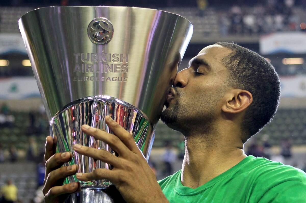 Košarkaš Panatinaikosa Dru Nikolas ljubi trofej Evrolige 2011