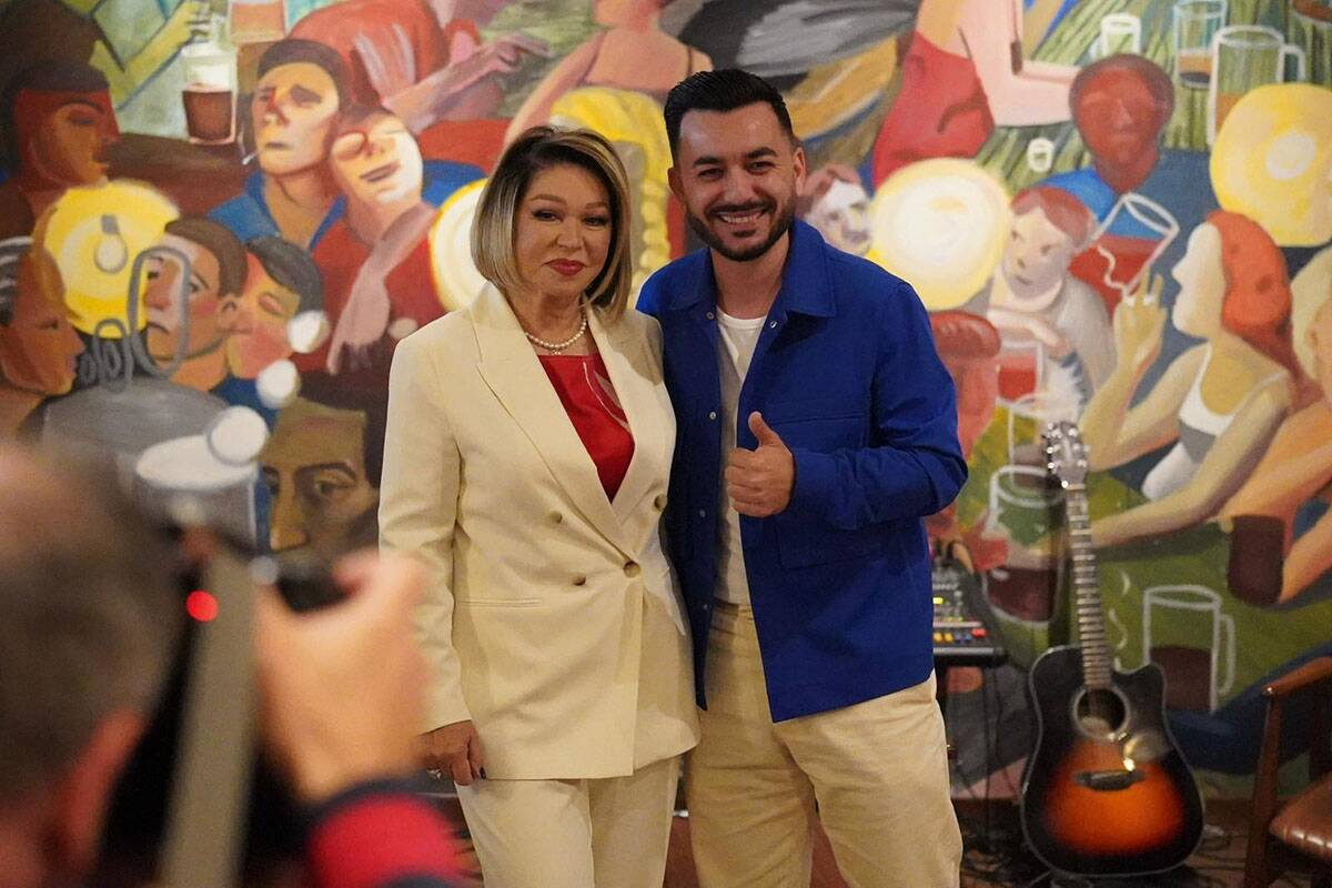 Konstantinos Kofus i Neda Ukraden, dolazak, zajednicka, lomljenje tanjira (2).jpg