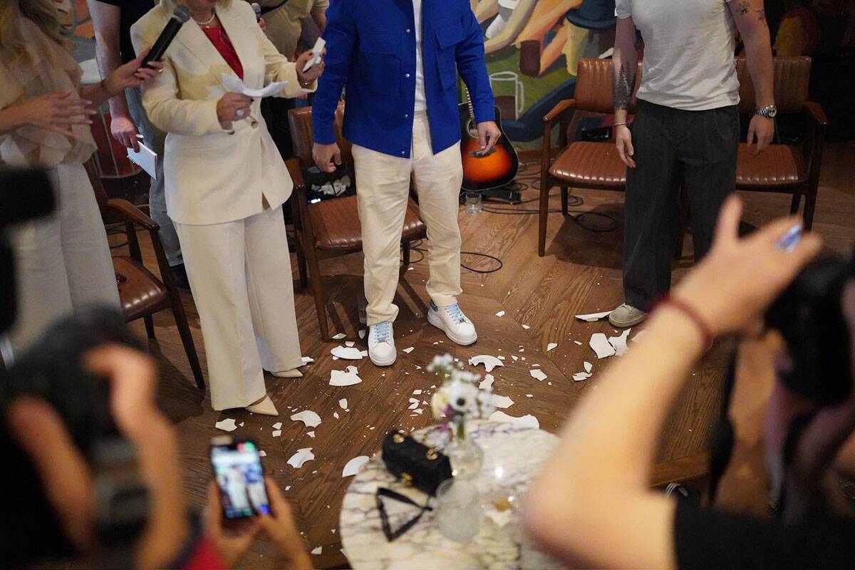 Konstantinos Kofus i Neda Ukraden, dolazak, zajednicka, lomljenje tanjira (5).jpg