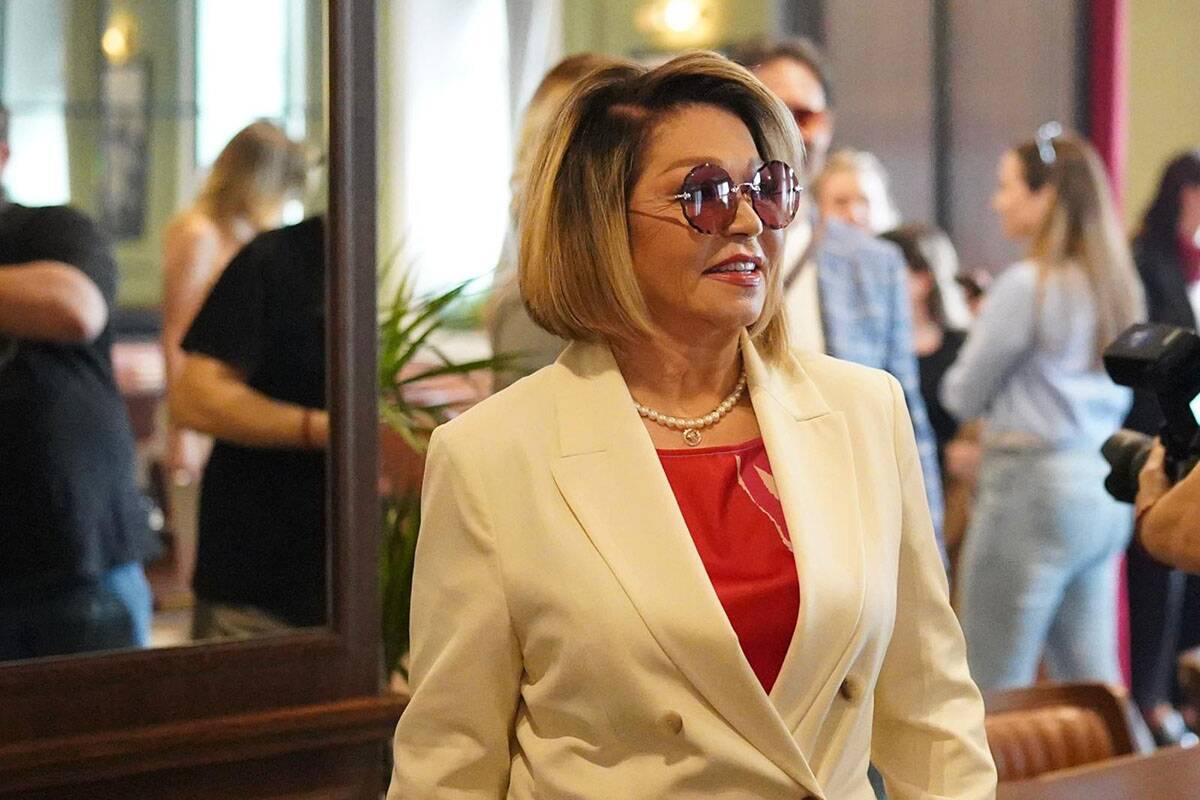 Konstantinos Kofus i Neda Ukraden, dolazak, zajednicka, lomljenje tanjira (6).jpg