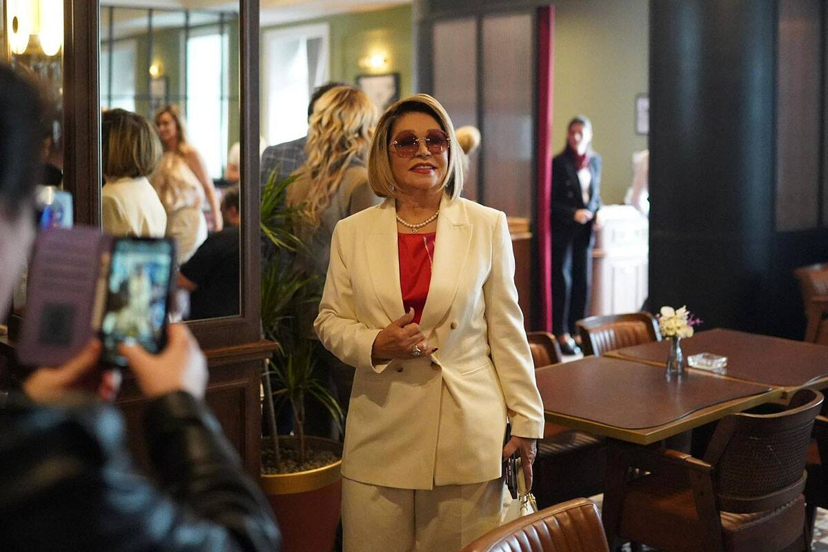 Konstantinos Kofus i Neda Ukraden, dolazak, zajednicka, lomljenje tanjira (7).jpg