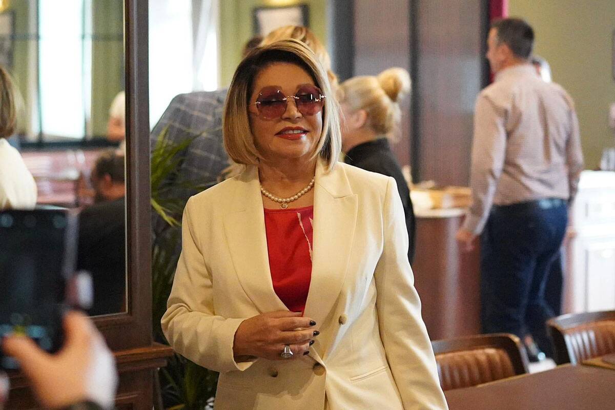 Konstantinos Kofus i Neda Ukraden, dolazak, zajednicka, lomljenje tanjira (8).jpg