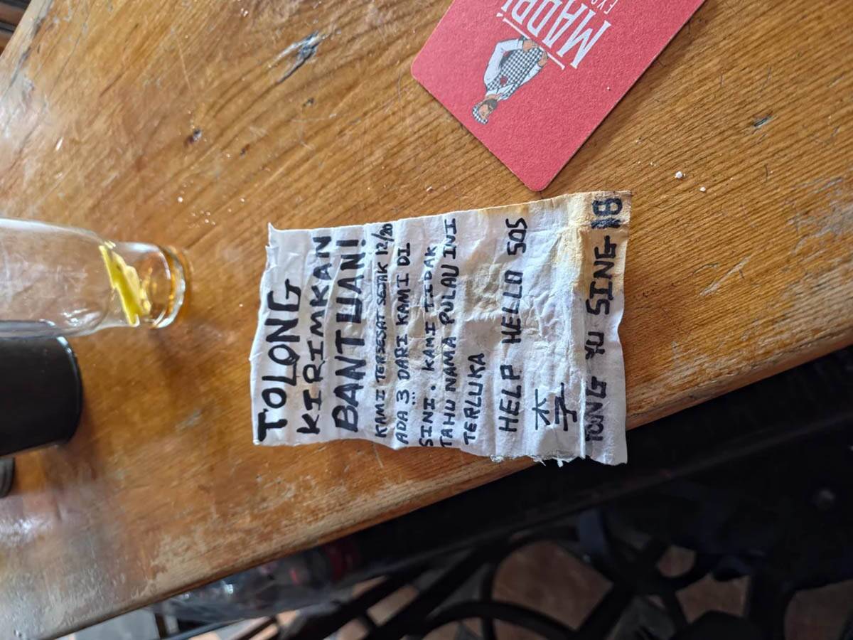 Boca sa porukom na plaži