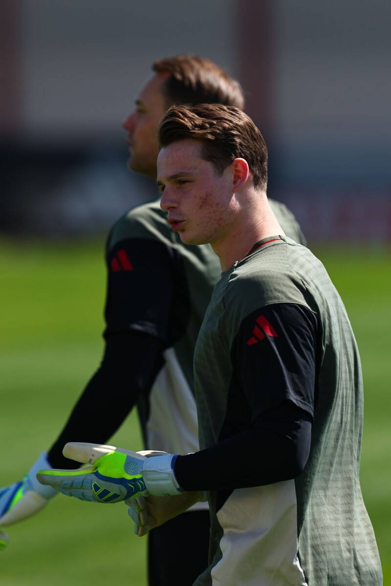 Jonas Urbig (7).jpg
