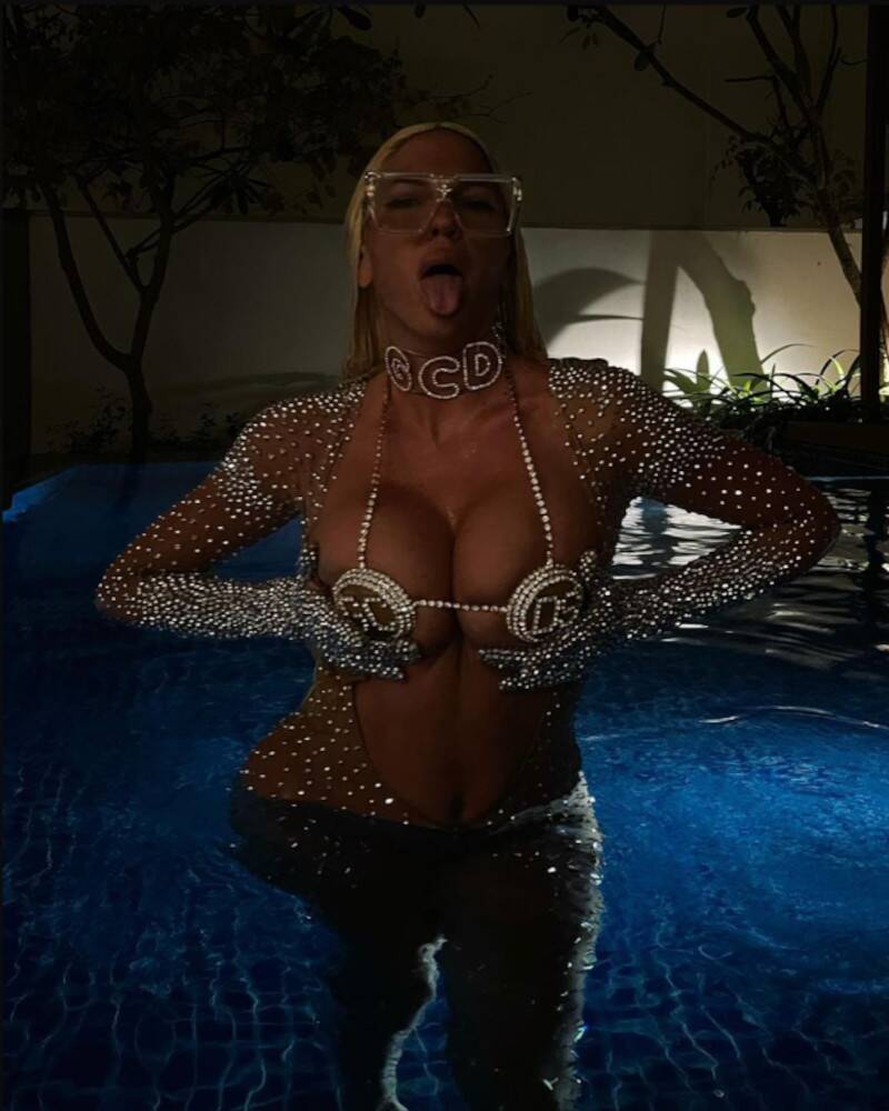 Jelena Karleuša bazen.jpg