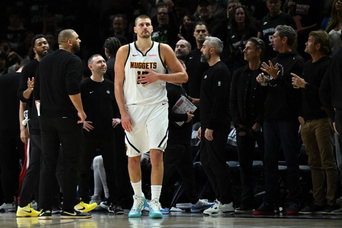 Nikola Jokić kraj klupe Denvera na utakmici protiv Minesote