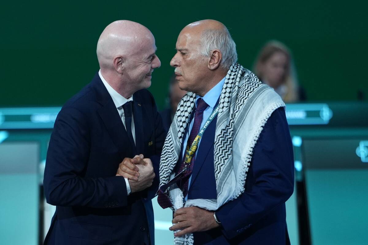 Predsednik FIFA Đani Infantino sa predsednikom FS Palestine Džibrilom Radžubom na Kongresu u Vankuveru