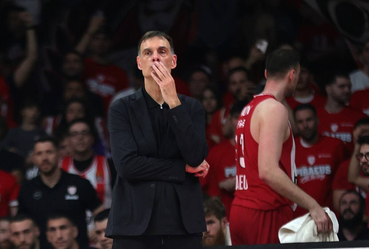 Trener Olimpijakosa Jorgos Barcokas na utakmici Olimpijakos Monako