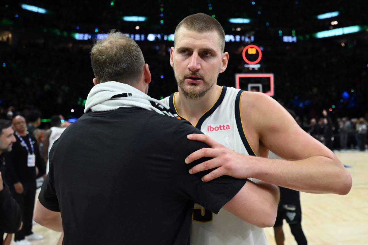 Nikola Jokić se pozdravlja sa igračima Minesote posle utakmice Denvera
