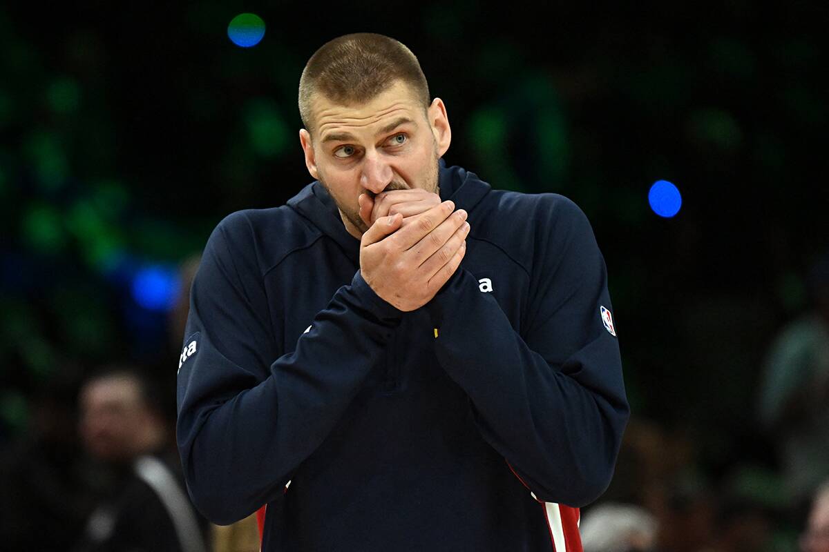 Nikola Jokić duva u ruke.