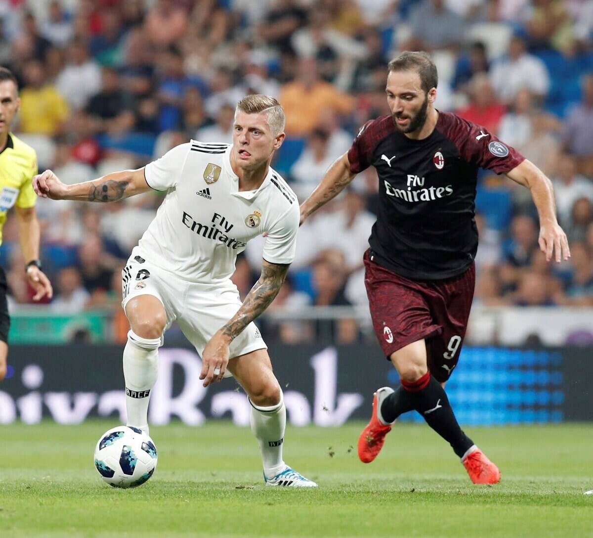 Gonzalo Iguain u duelu sa Tonijem Krosom na utakmici Real Milan