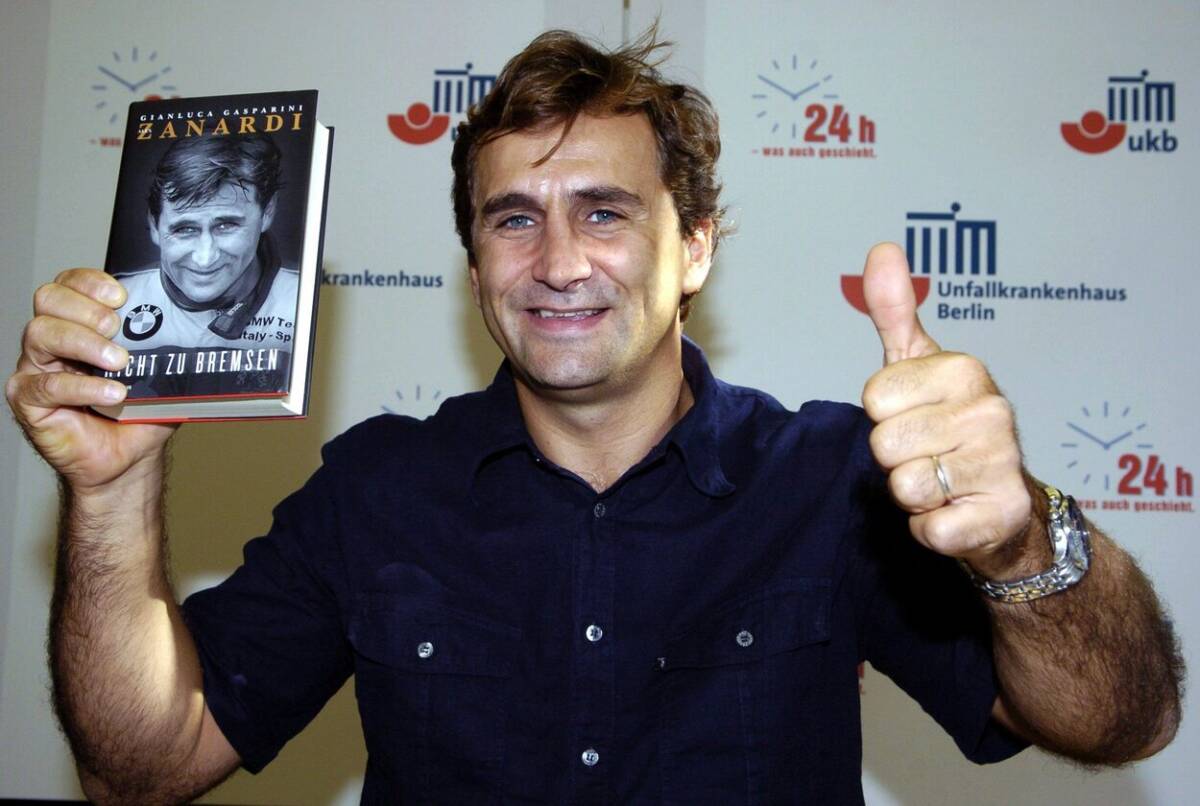 Aleks Zanardi pozira sa svojom biografijom