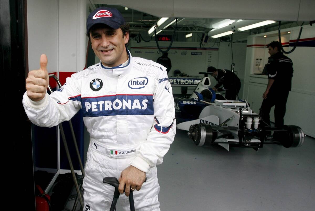 Aleks Zanardi pozira u boksu BMW