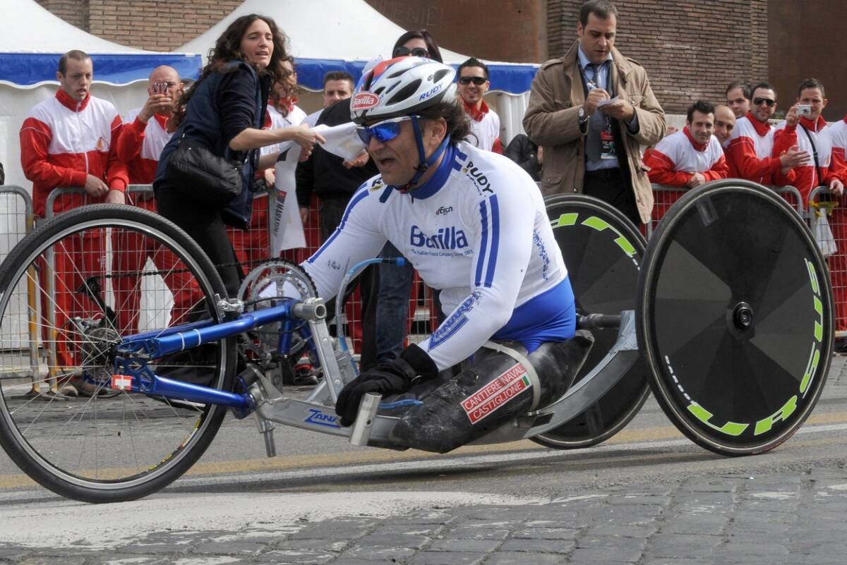 Aleks Zanardi vozi bicikl na ručni pogon