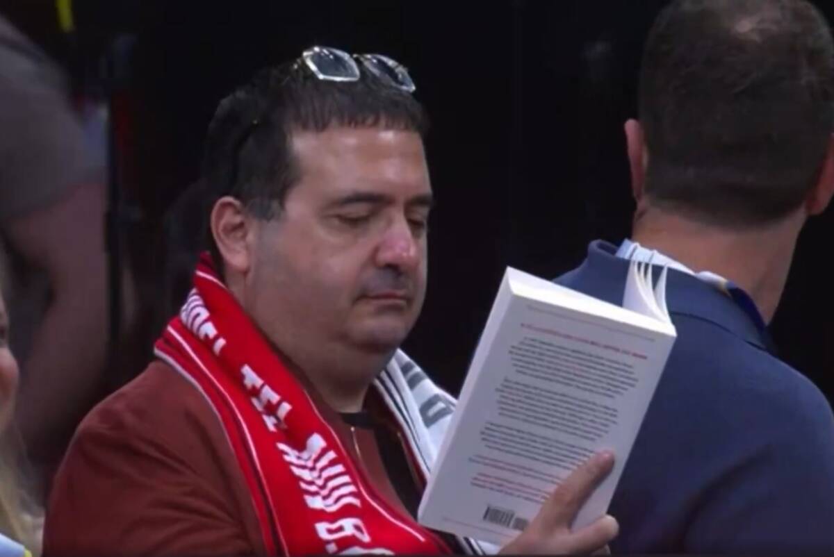 Ofer Janaj čita knjigu pred meč Real Madrid - Hapoel