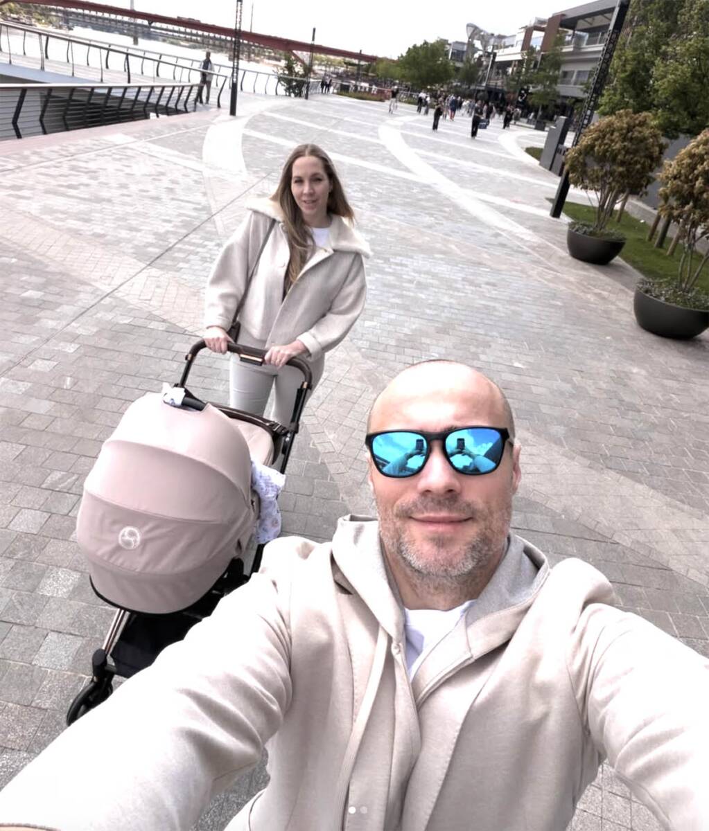 Aca Sofronijevići Kosana šetaju bebu 1.jpg