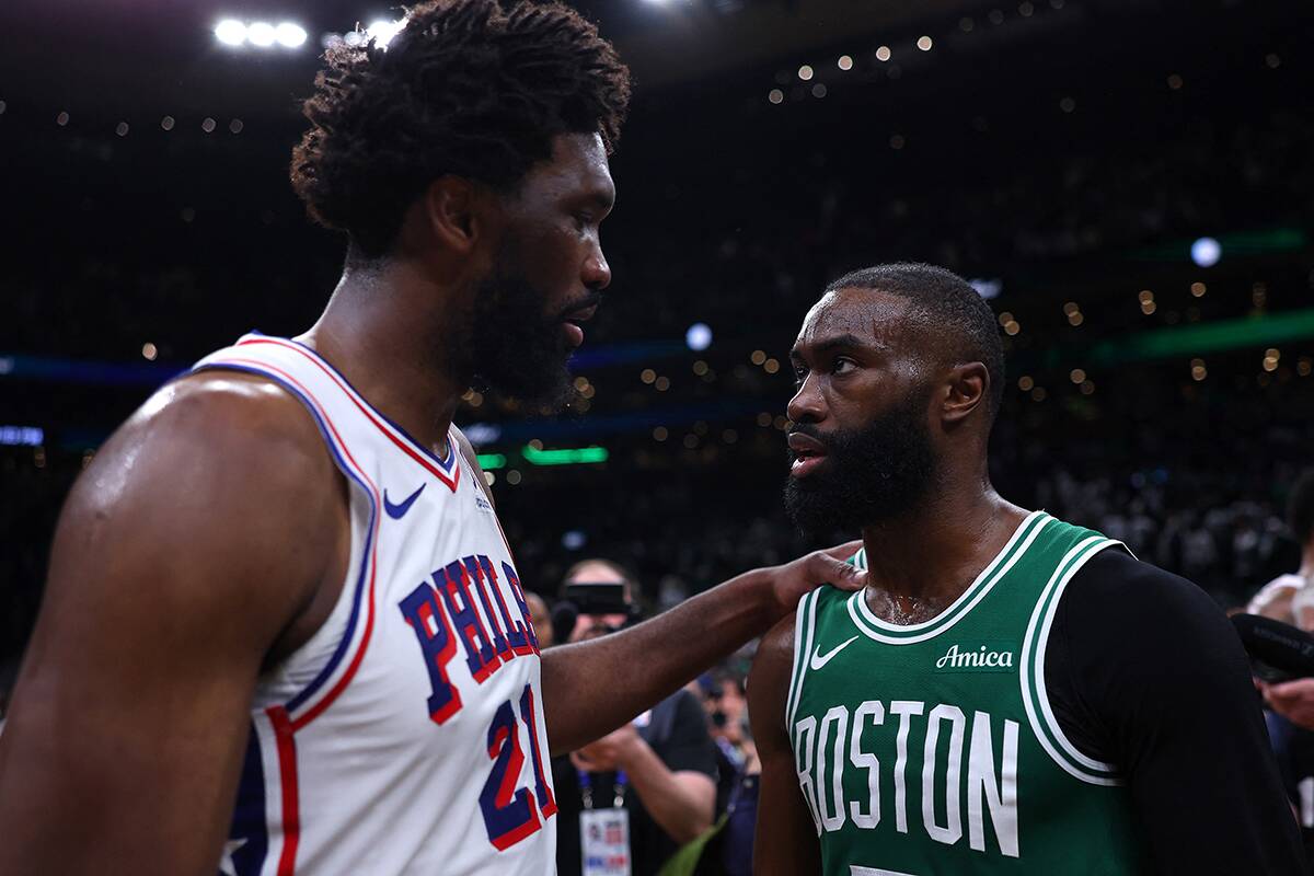 Džoel Embid i Džejlen Braun posle meča Filadelfija - Boston.