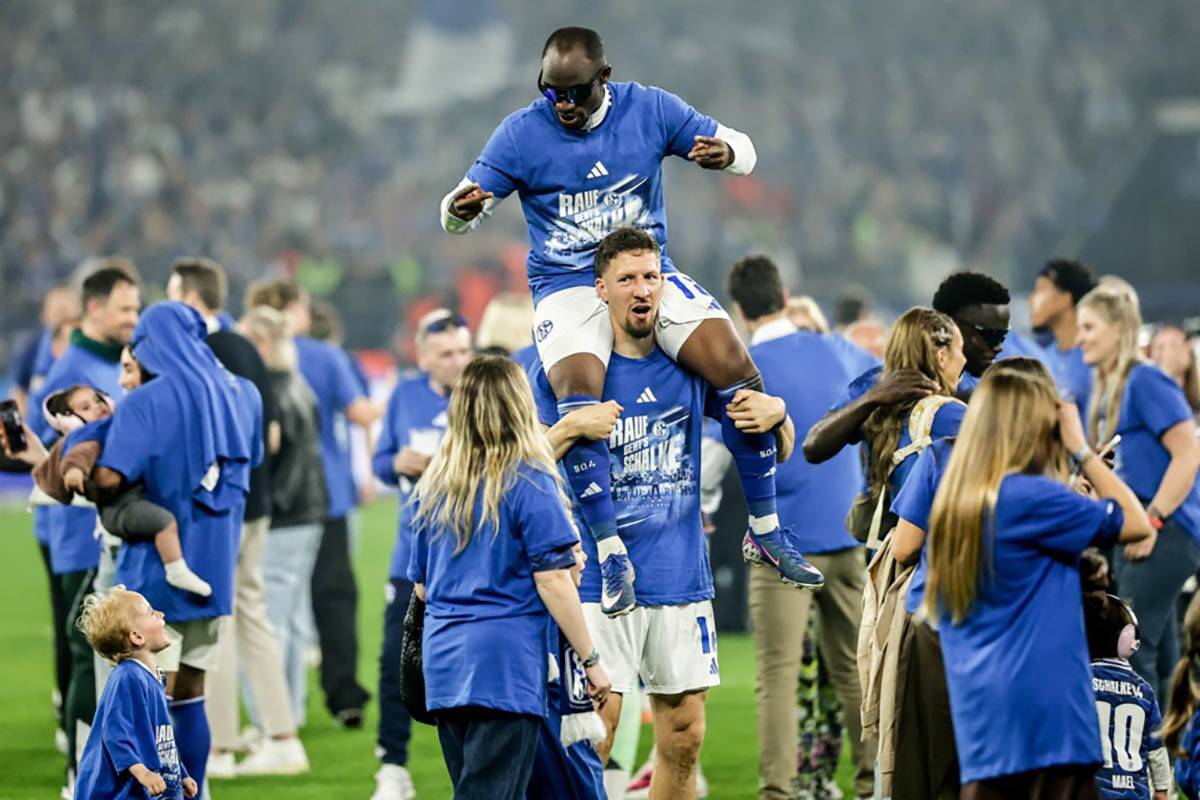Šalke slavi ulazak u Bundesligu (7).jpg