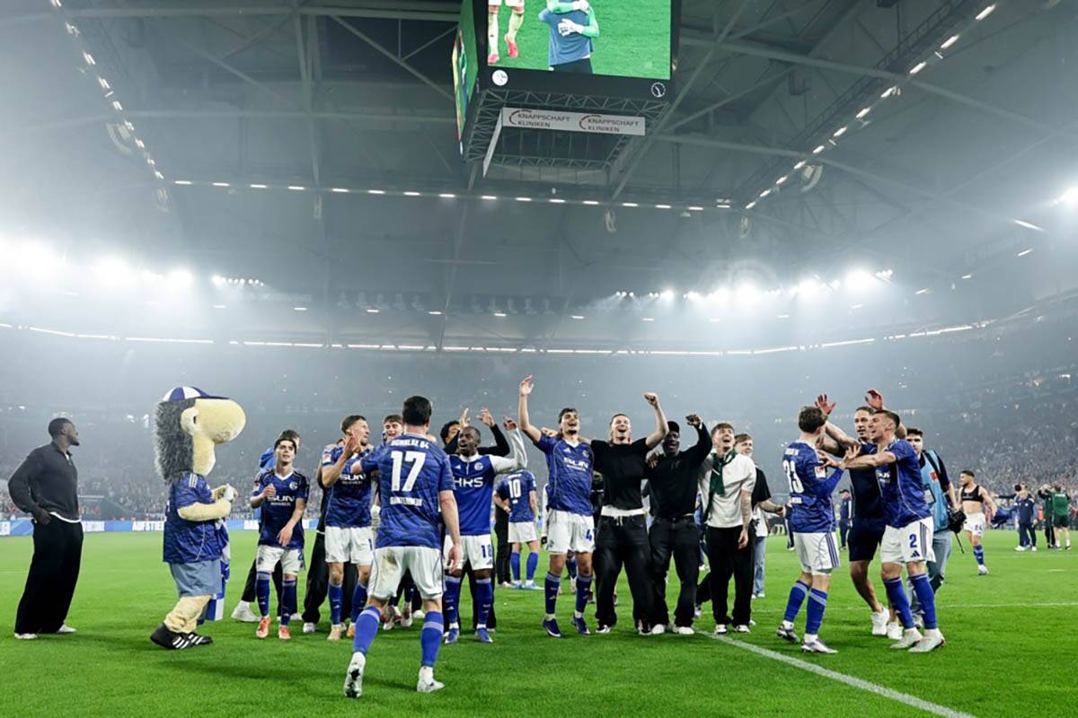 Šalke slavi ulazak u Bundesligu (8).jpg