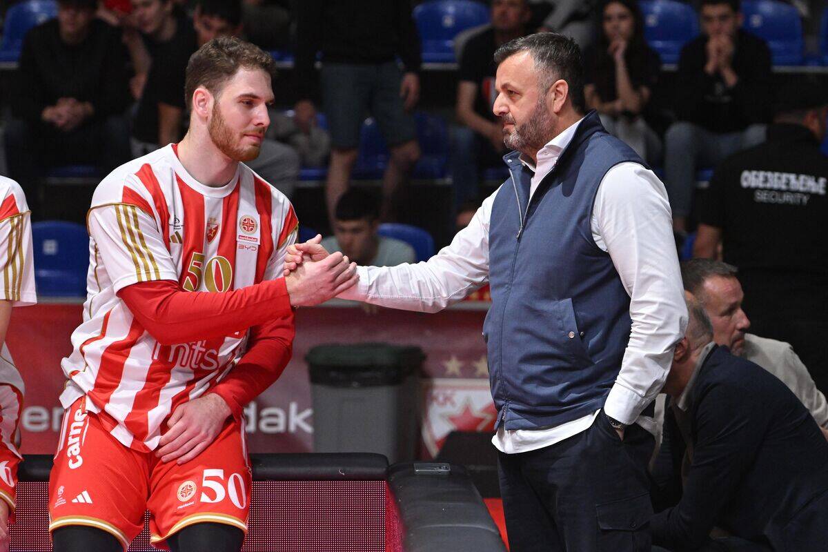 Filip Škobalj i Željko Drčelić se pozdravljaju na utakmici Zvezde
