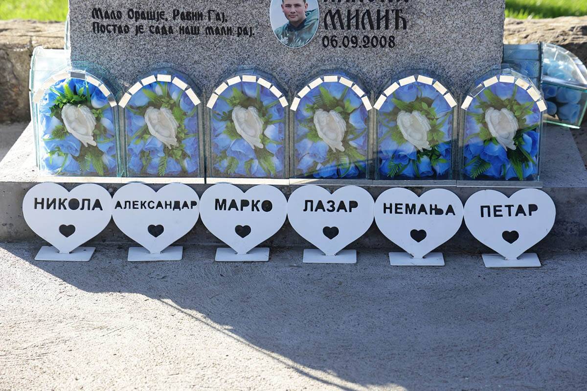 Споменик у Малом Орашју (3).jpg