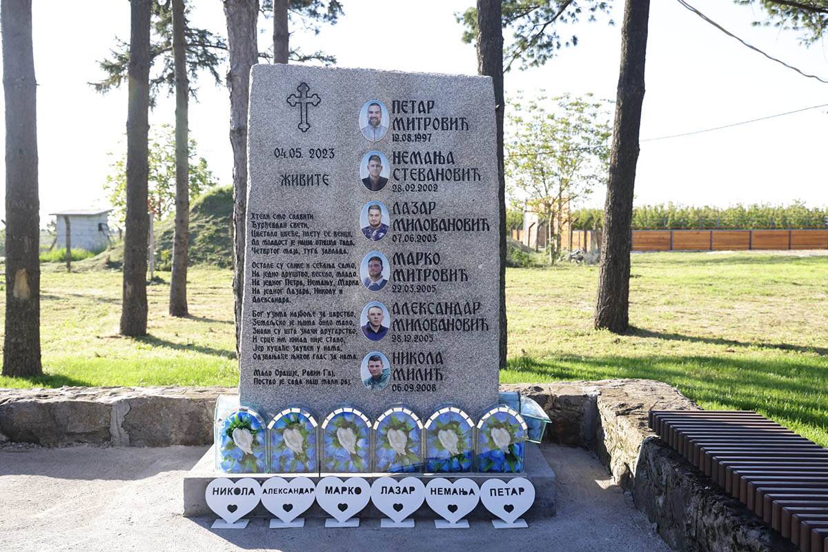 Споменик у Малом Орашју (1).jpg