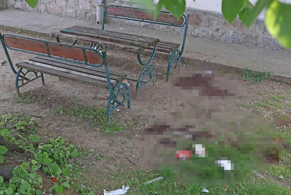 Mesto gde su ubijene žrtve Kristina, Milan i Dalibor ispred škole u Duboni (2).jpg
