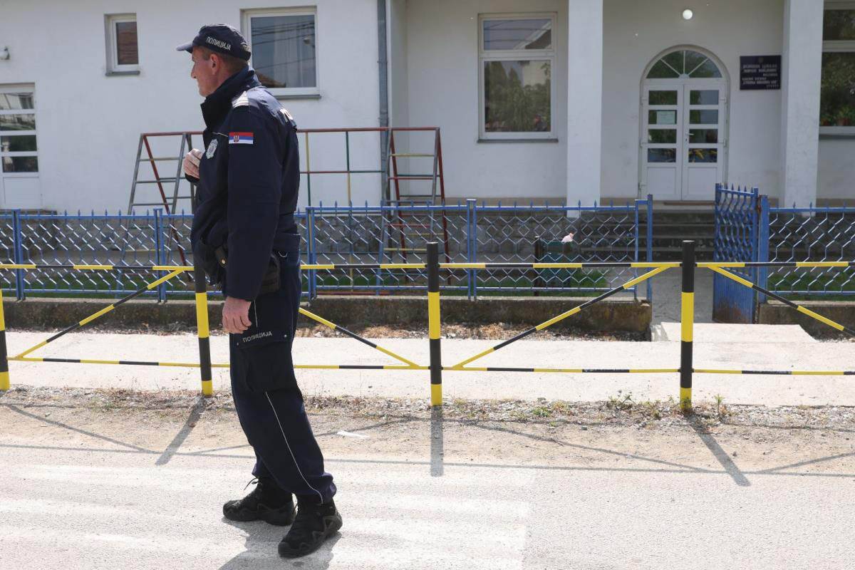 Mesto gde su ubijene žrtve Kristina, Milan i Dalibor ispred škole u Dubon (3).jpg