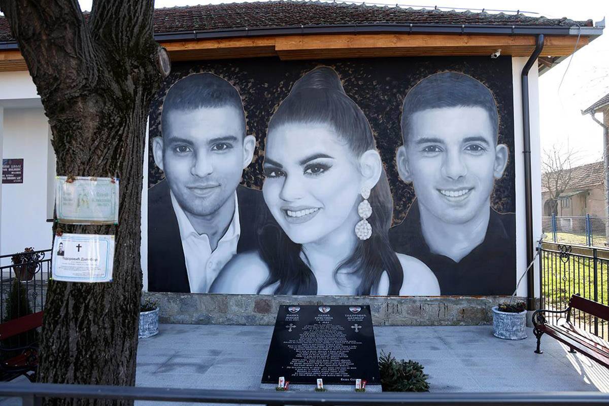 Mesto gde su ubijene žrtve Kristina, Milan i Dalibor ispred škole u Dubon (6).jpg