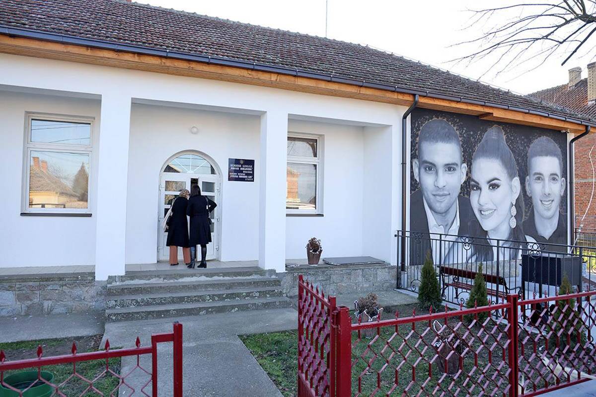 Mesto gde su ubijene žrtve Kristina, Milan i Dalibor ispred škole u Dubon (1).jpg