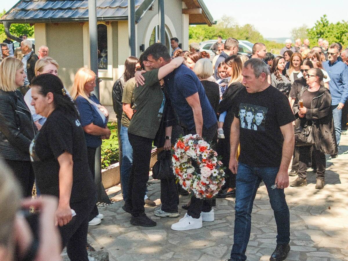 Roditelji iz Ribnikara na pomenu (5).jpg