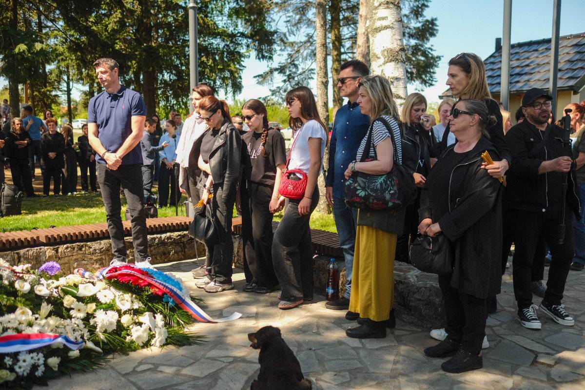 Roditelji iz Ribnikara na pomenu (8).jpg