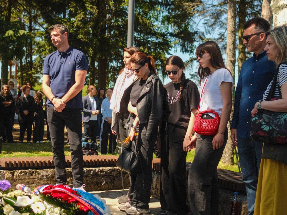 Roditelji iz Ribnikara na pomenu (10).jpg