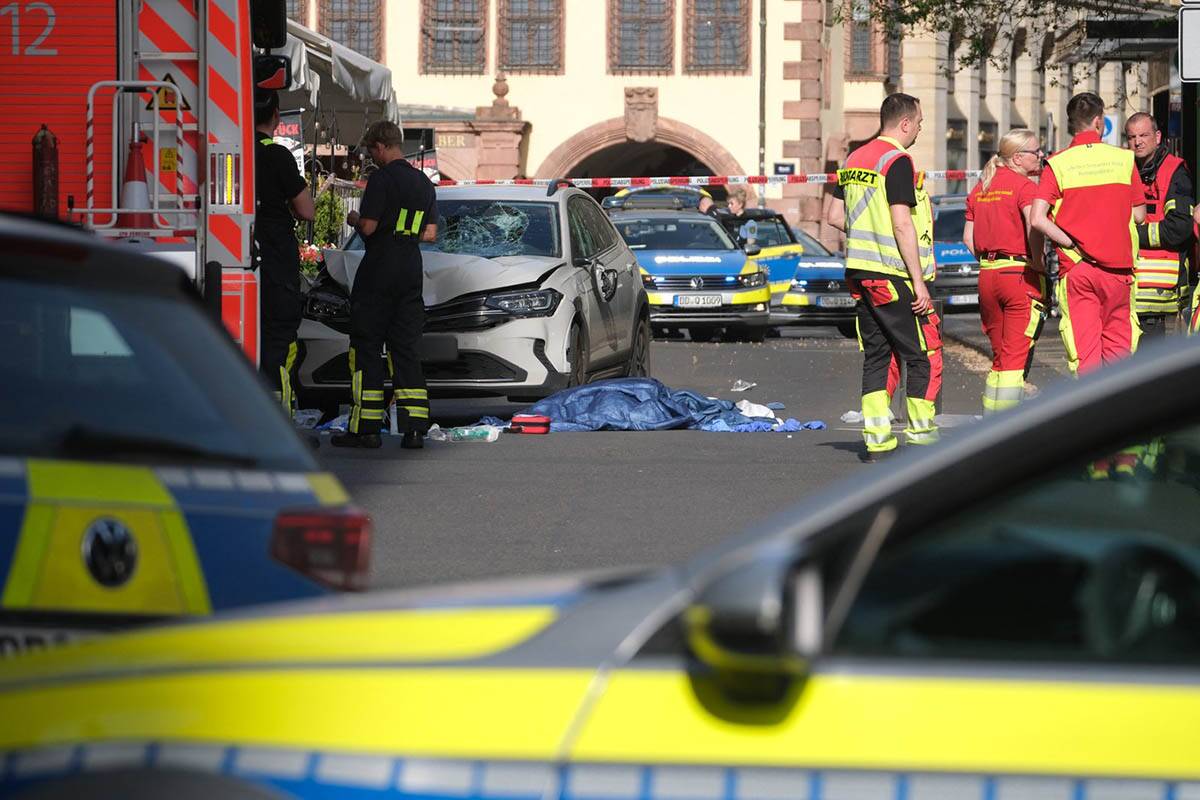 Auto uleteo u grupu ljudi u Lajpcigu 1.jpg