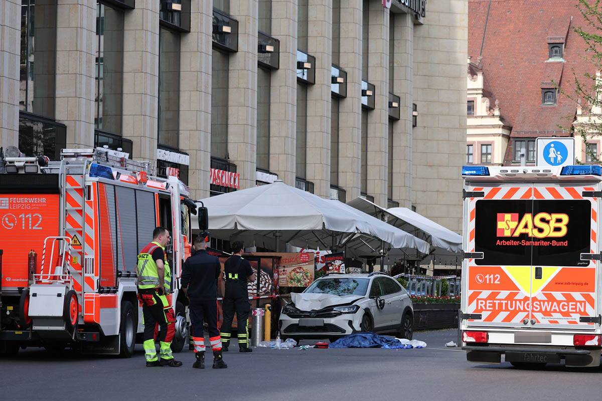 Auto uleteo u grupu ljudi u Lajpcigu 2.jpg