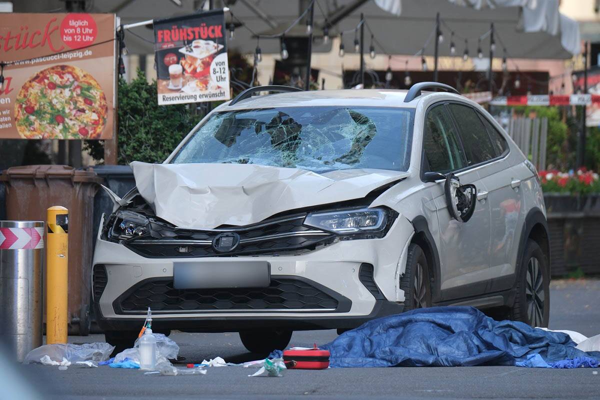 Auto uleteo u grupu ljudi u Lajpcigu 4.jpg