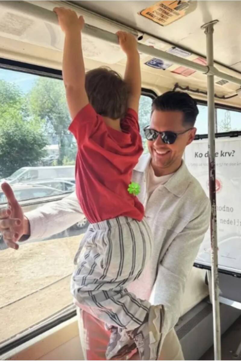 Miloš Biković i sin u tramvaju Gsp.jpg