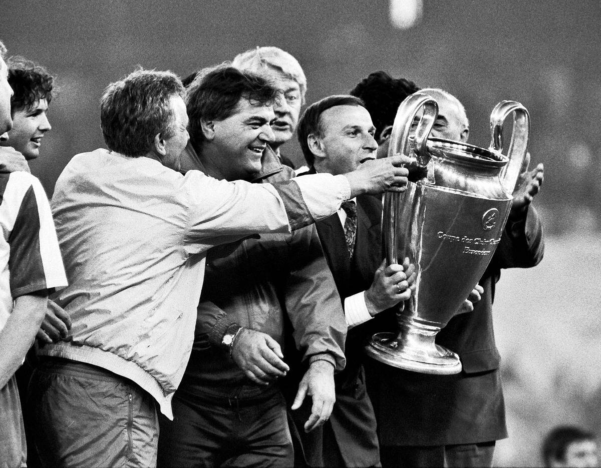 Dragan Džajić i Vladimir Cvetković drže trofej Kupa šampiona 1991