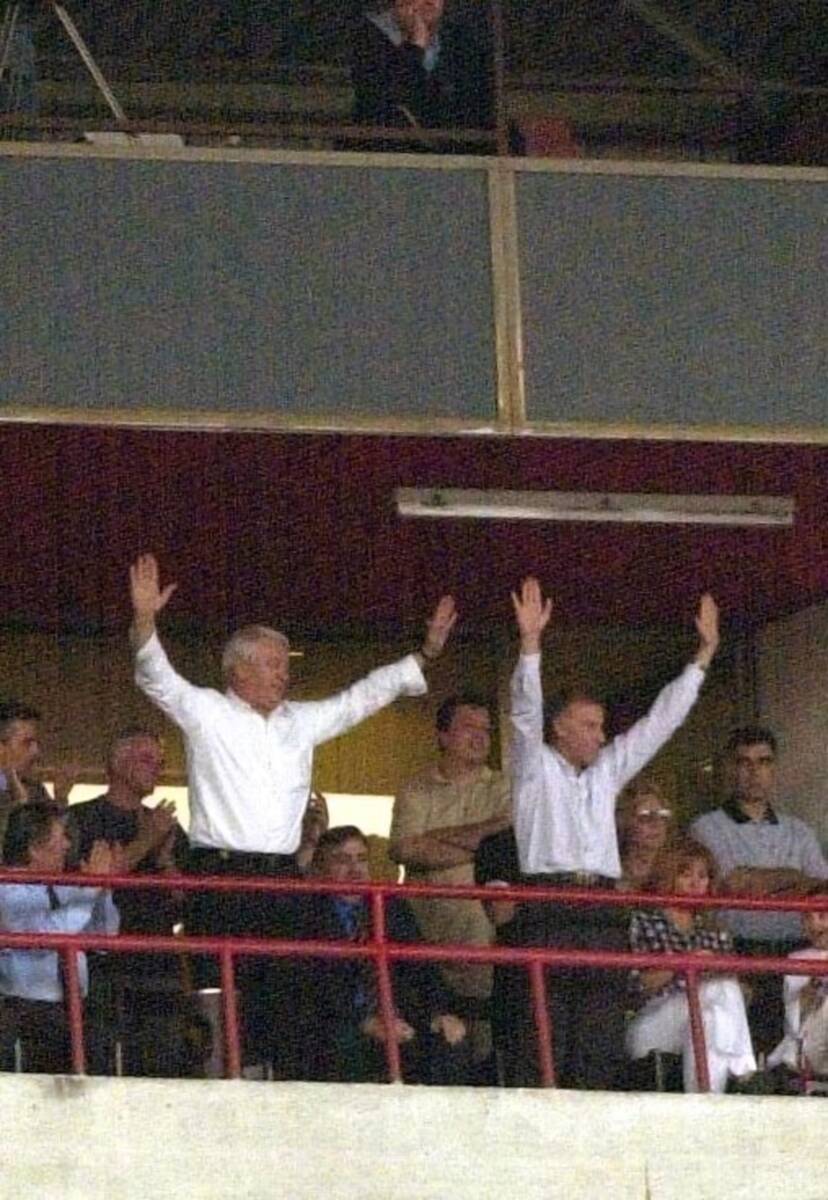 Dragan Džajić i Vladimir Cvetković pozdravljaju navijače Zvezde iz lože Marakane