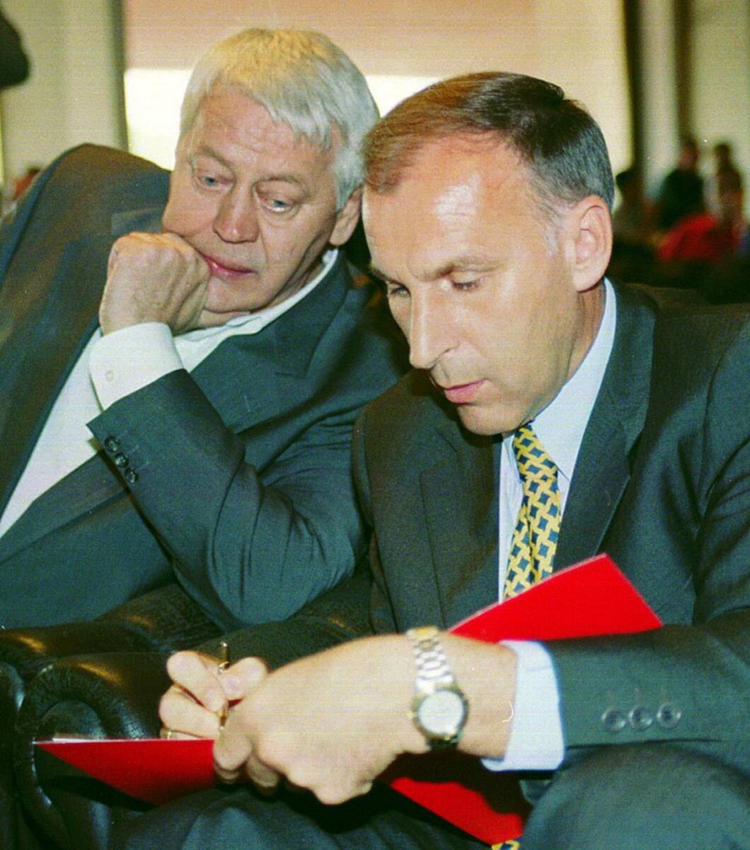 Dragan Džajić i Vladimir Cvetković gledaju dokument na sednici Skupštine Crvene zvezde