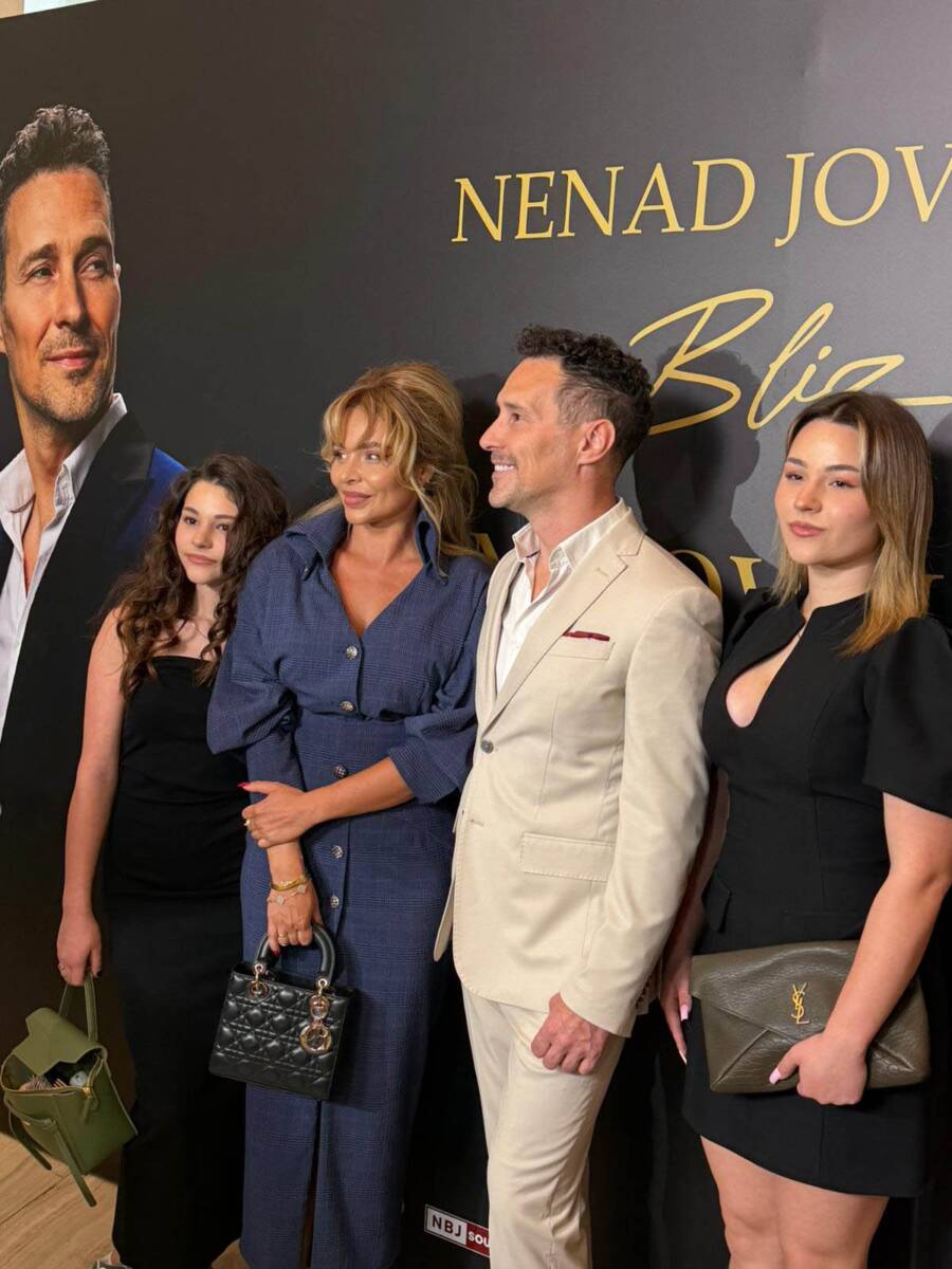 Nenad Jovanović Blizanac pozirao sa porodicom Pevač ponosno predstavio prvi album (4).jpg