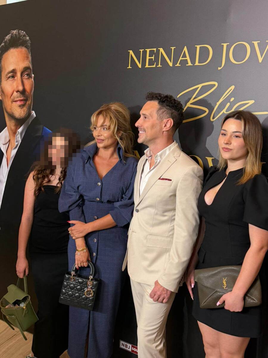 Nenad Jovanović Blizanac pozirao sa porodicom Pevač ponosno predstavio prvi album (4).jpg