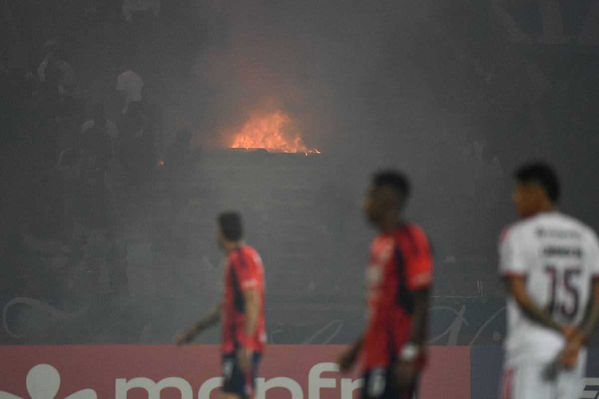 Indepedijente Medeljin zapaljen stadion (1).jpg