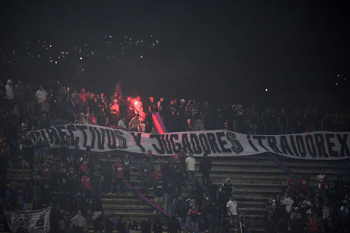 Indepedijente Medeljin zapaljen stadion (2).jpg