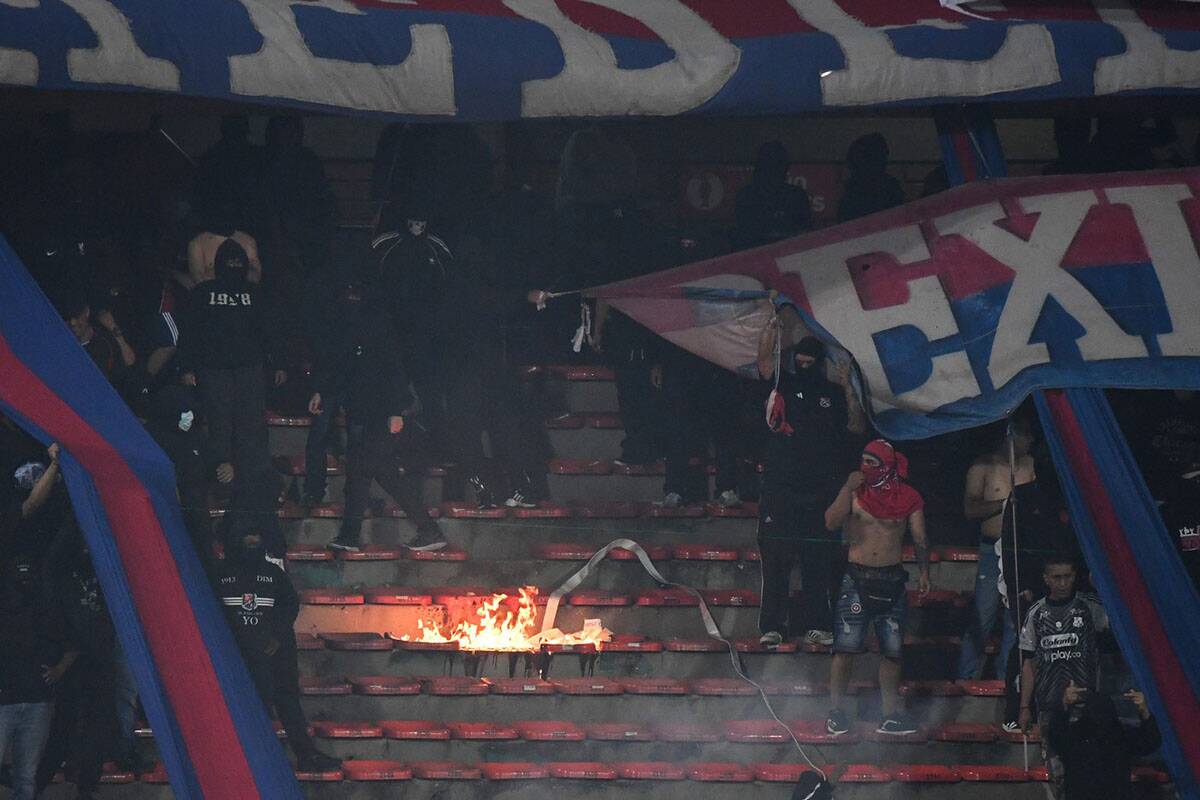 Indepedijente Medeljin zapaljen stadion (4).jpg