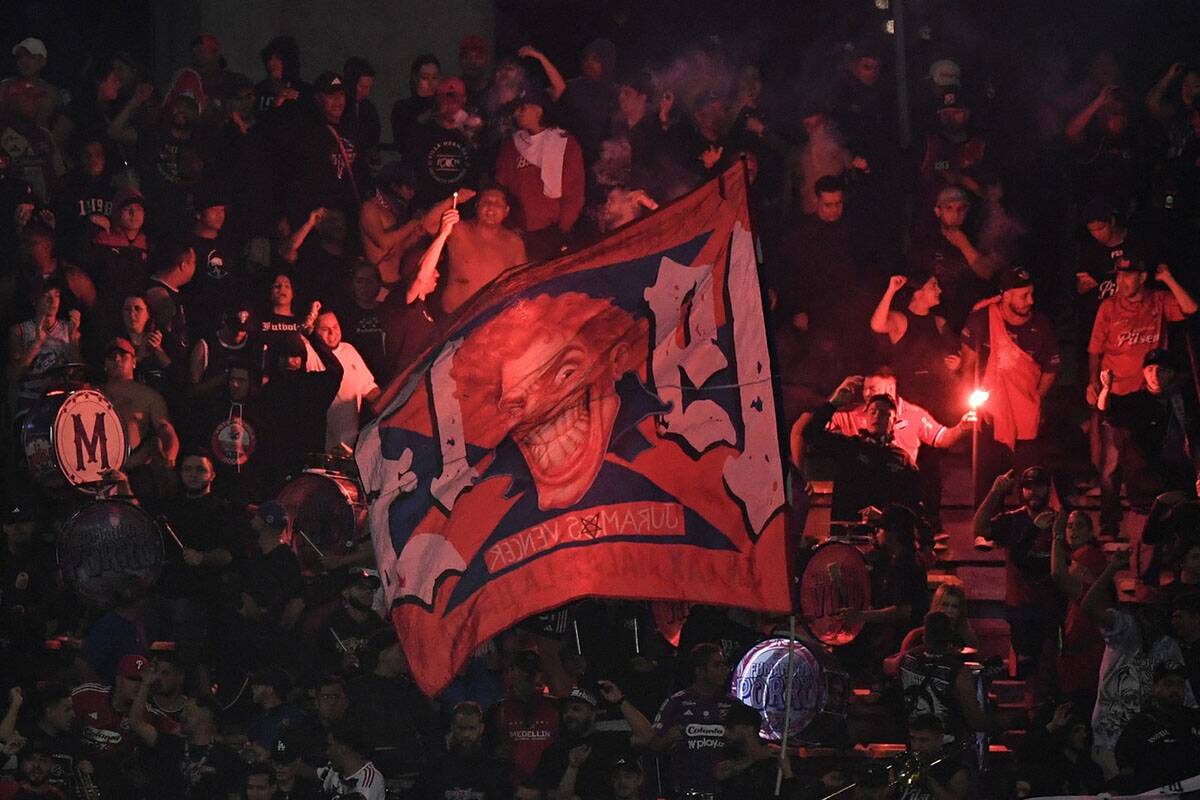 Indepedijente Medeljin zapaljen stadion (5).jpg