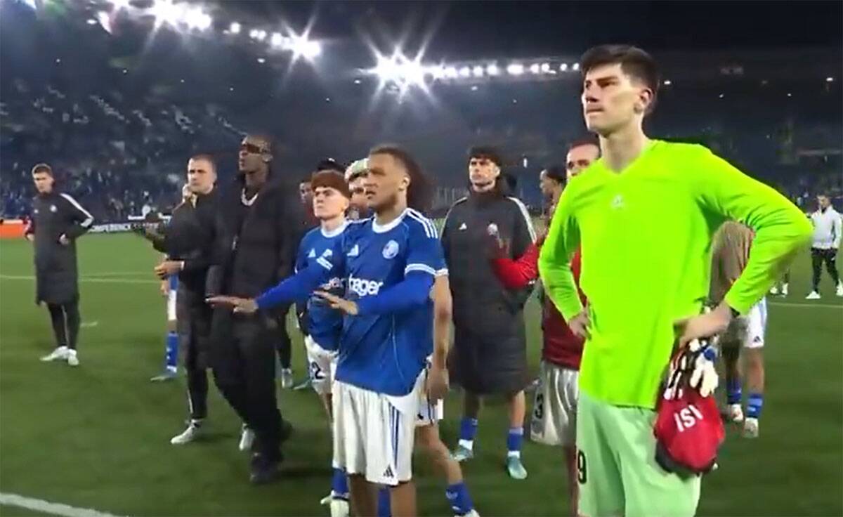 Dijego Moreira i navijači Strazbura (2).jpg